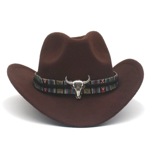 Détail du chapeau de cowboy en feutre marron avec ruban ethnique et crâne de taureau
