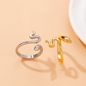 Eleganti anelli regolabili a forma di serpente in finiture oro e argento lucido