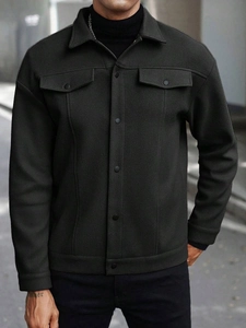 Detail der dunkeloliven gebürsteten Jacke mit Reverskragen, Druckknöpfen und Brusttaschen
