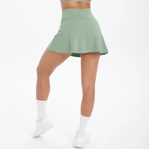 Dettaglio della gonna da tennis verde menta a vita alta in tessuto pieghettato traspirante