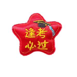 Peluche rosso a forma di stella con ricamo portafortuna per esami e tocco nero