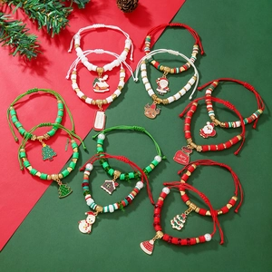 Vue détaillée de bracelets de Noël faits main avec perles et breloques de fête