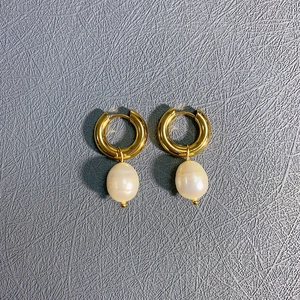 Boucles d'oreilles créoles en acier inoxydable doré 18 carats avec perles baroques