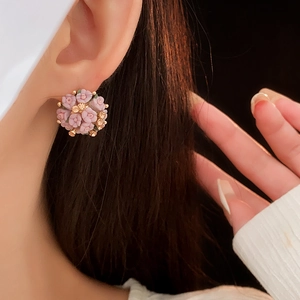 Detailansicht der rosa Rosenblüten-Ohrstecker mit funkelnden champagnerfarbenen Strass