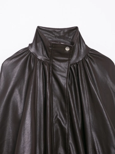 Dettaglio giacca in pelle marrone scuro con collo alto e spalle a pieghe rifinite