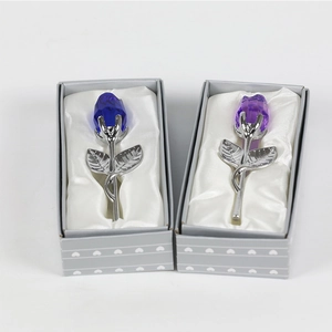 Détail macro de roses en cristal bleues et violettes dans un coffret cadeau coeur
