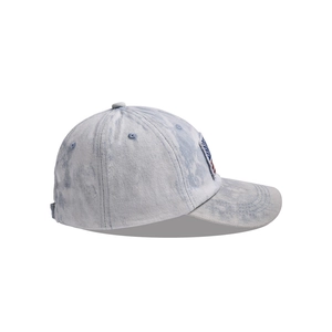 Detail der US-Flaggen-Stickerei auf hellblauer gewaschener Denim-Baseballkappe mit Schirm