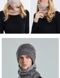 Detail van warme muts en sjaal set met dik gebreide stof en zachte fleece voering