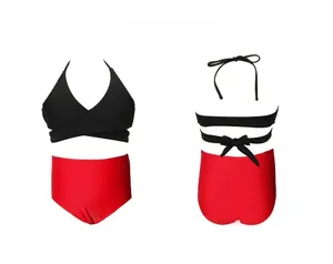 Detailansicht eines Bikini-Sets mit schwarzem Neckholder-Top und roter High-Waist-Hose