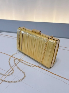Elegante pochette da sera dorata a pieghe con cornice in metallo e tracolla