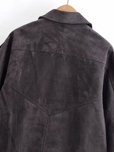 Détails du empiècement arrière et des coutures d'une veste en suédine gris foncé