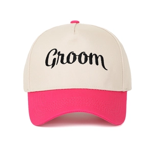 Detailaufnahme der schwarzen Groom-Stickerei auf einer pink-weißen Canvas-Trucker-Mütze
