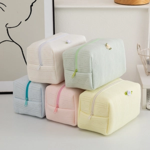 Pochette trucchi trapuntate in cinque colori pastello con rosa 3D e chiusura a zip