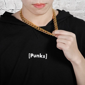 Nahaufnahme einer dicken goldenen Panzerkette an einem Mann in schwarzem Hoodie