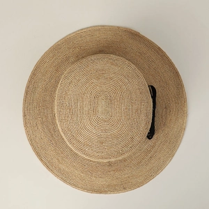 Flacher Bast-Sonnenhut mit schwarzem Band für Sommerreisen im Freien und Sonnenschutz für Damen
