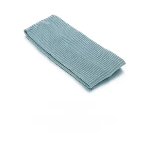 Détail de la texture en maille côtelée bleu gris sur un bandeau de sport élastique