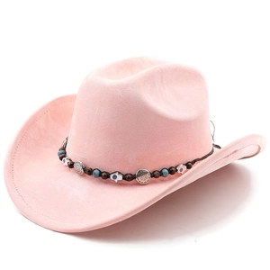 Détail d'un chapeau de cowboy rose en suédine avec perles bohèmes et charms en métal