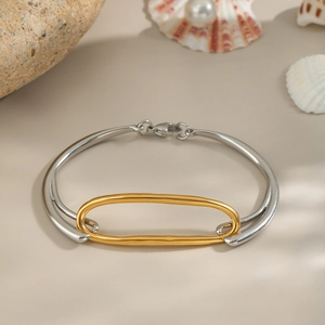 Detailaufnahme der zweifarbigen geometrischen Kettenglieder in Gold und Silber
