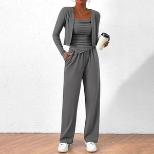 Détail du haut de cet ensemble trois pièces gris foncé avec cardigan, gilet et pantalon large