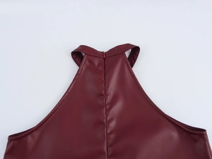Detail van de bordeauxrode PU-lederen halterjurk met ritssluiting en glanzende textuur