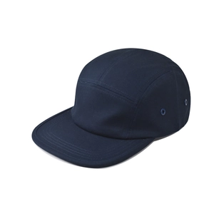 Dettaglio cappellino 5-panel in cotone blu navy con occhielli in metallo e visiera piatta