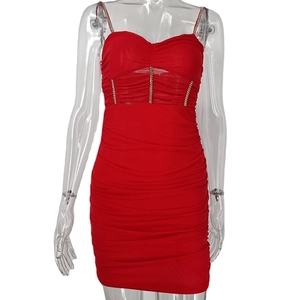 Robe mini moulante rouge sexy avec bretelles en strass et texture en tulle froncé