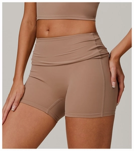 Détail de short de yoga séchage rapide marron mat avec coutures plates sans couture haute qualité