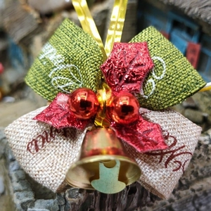 Weihnachtsschleife aus grünem Sackleinen mit roten Beeren und goldener Glocke Deko