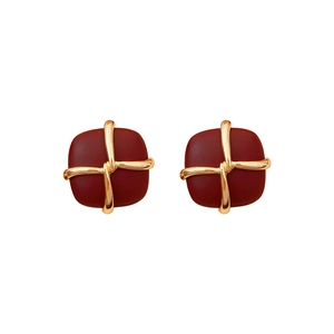 Orecchini a perno quadrati in resina rossa con design a croce dorata su sfondo bianco