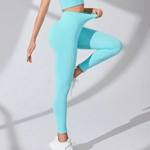 Détail du pantalon de yoga côtelé bleu clair montrant l'élasticité de la taille haute