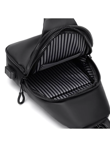Schwarze minimalistische Herren-Brusttasche mit USB-Anschluss und gestreiftem Futter