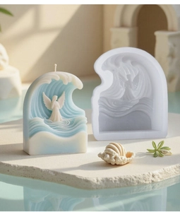 Detaillierte 3D-Silikonform und fertige Kerze mit Wellentextur und Engel-Relief
