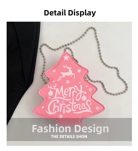 Détail d'un sac en forme de sapin de Noël rose avec chaîne argentée et décor de renne