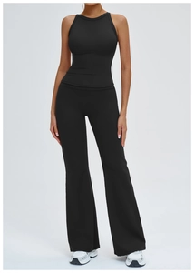 Ensemble de yoga noir avec débardeur dos nageur et pantalon évasé à taille haute
