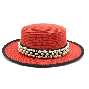 Cappello boater in paglia rossa con catena di perle e nastro nero elegante da donna