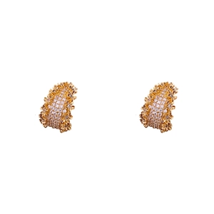 Boucles d'oreilles dorées en forme de C avec zircons brillants et textures florales