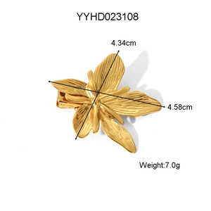 Eleganter goldener Blumen-Haarclip aus Edelstahl mit realistischer Blütenblatt-Textur