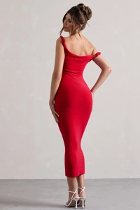 Détail d'une robe longue rouge moulante à épaules dénudées avec dos nu et bretelles