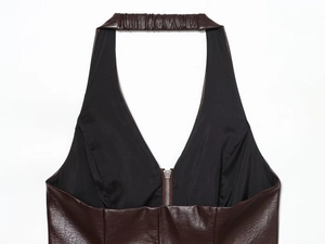 Detalle de un top halter de cuero sintético marrón oscuro con cremallera y fruncido