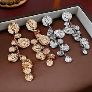 Orecchini pendenti in metallo martellato con texture lavica in oro e argento