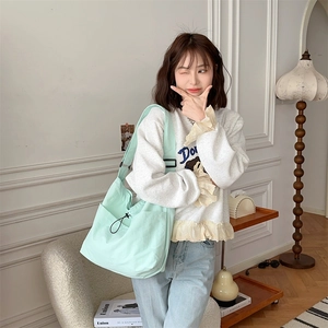 Grande borsa tote in tela verde menta con tasche laterali a coulisse e ampia tracolla