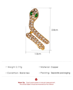 Dettaglio dell'orecchino a serpente con misure di 2,8 cm e zirconi incastonati su base in rame