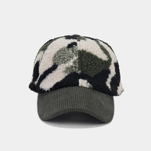 Détail de casquette de baseball en polaire camouflage avec visière en velours côtelé