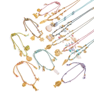 Braccialetti intrecciati a tema oceano fatti a mano con cordini colorati e ciondoli dorati