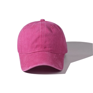 Vue détaillée de la casquette de baseball vintage en coton lavé rose rouge avec six panneaux