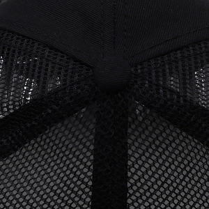 Detailaufnahme von schwarzem Mesh-Gewebe und Belüftungsschlitzen einer Angelmütze