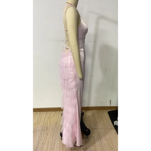 Detail eines rosa rückenfreien Kleides mit Tüllstufen und langer Satin-Schleppe