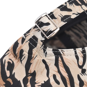 Detail der Tiger-Print-Baseballkappe mit hochwertigem Canvas und Metallschnalle