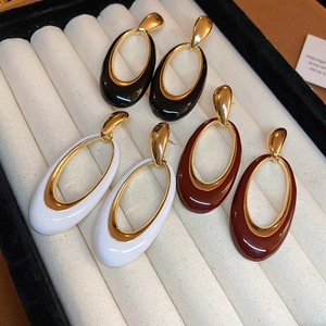 Vintage oval drip oil earrings with gold metal frames in black, white and red-brown colors