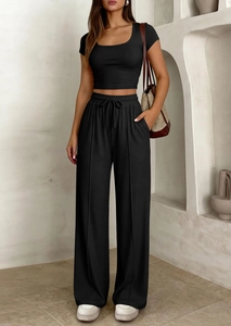 Détail de la maille côtelée d'un ensemble noir deux pièces avec crop top et pantalon large